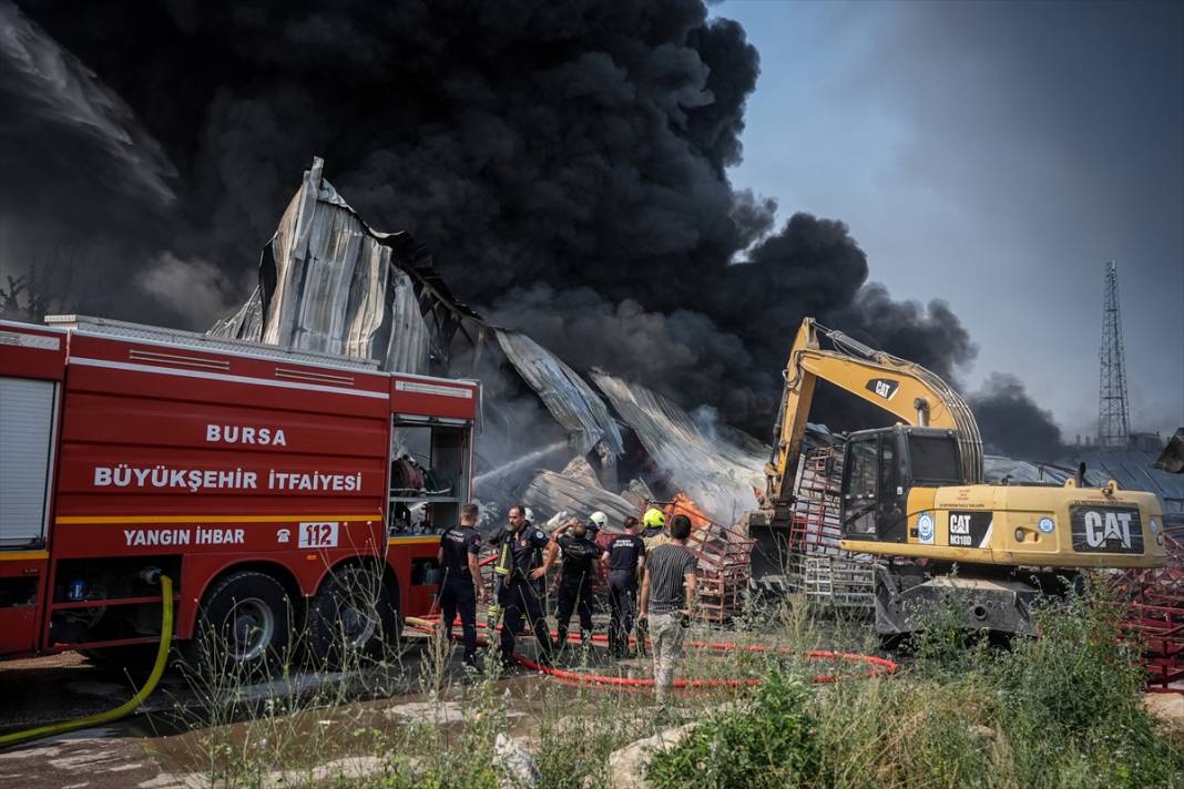 Fabrika ve geri dönüşüm tesisinde yangın çıktı, hızla yayıldı 9
