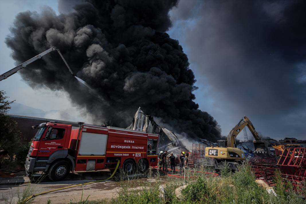 Fabrika ve geri dönüşüm tesisinde yangın çıktı, hızla yayıldı 11