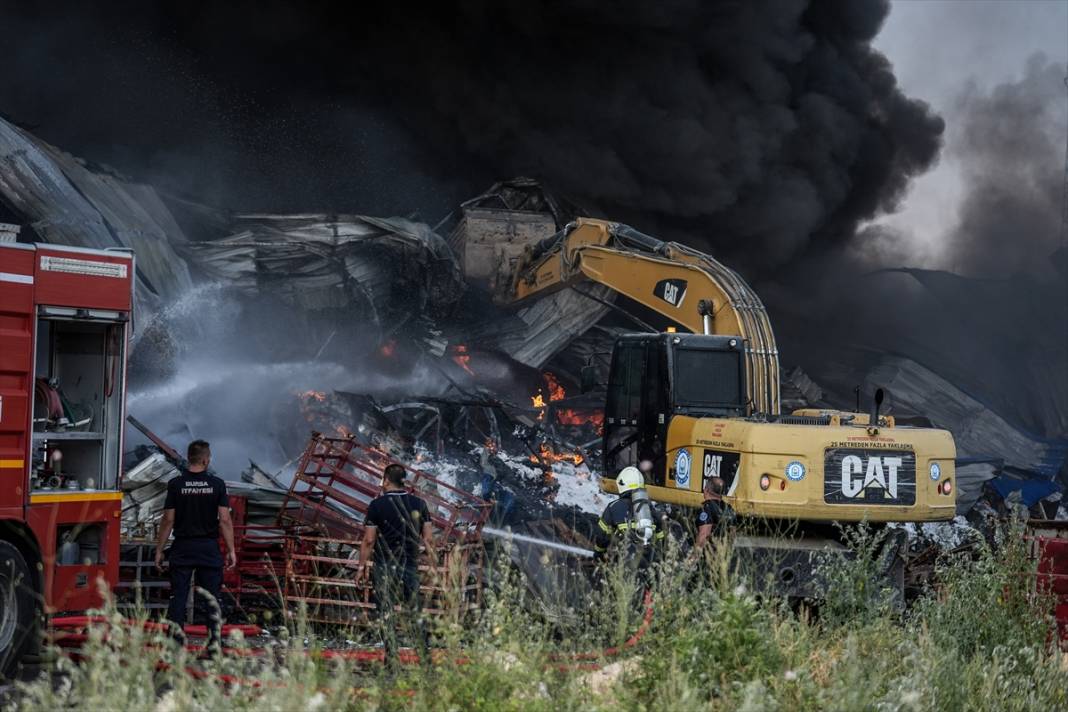 Fabrika ve geri dönüşüm tesisinde yangın çıktı, hızla yayıldı 10