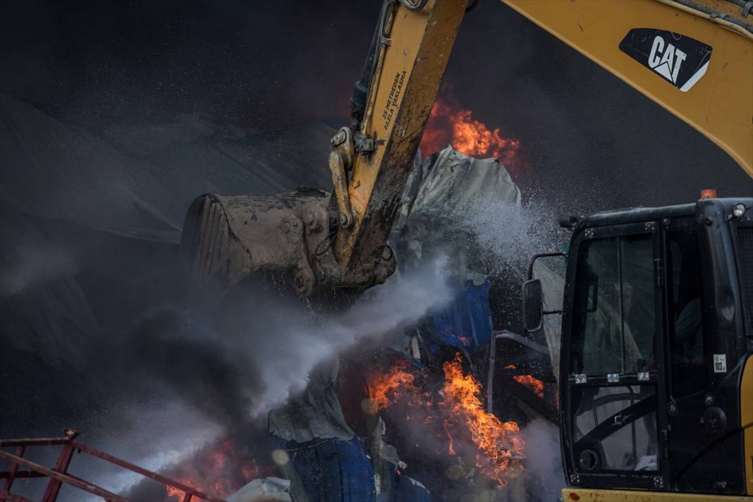 Fabrika ve geri dönüşüm tesisinde yangın çıktı, hızla yayıldı 12