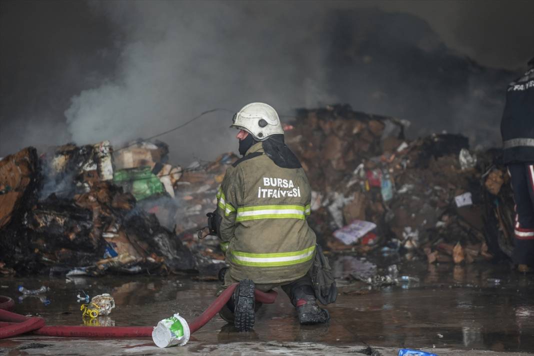 Fabrika ve geri dönüşüm tesisinde yangın çıktı, hızla yayıldı 14