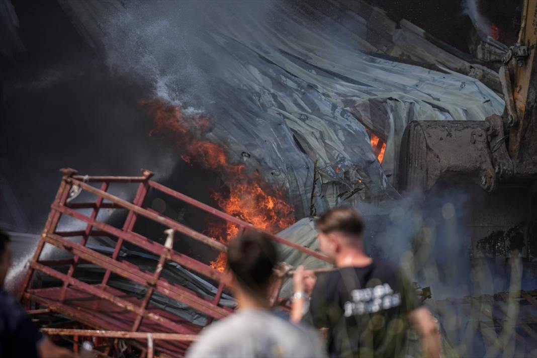 Fabrika ve geri dönüşüm tesisinde yangın çıktı, hızla yayıldı 13