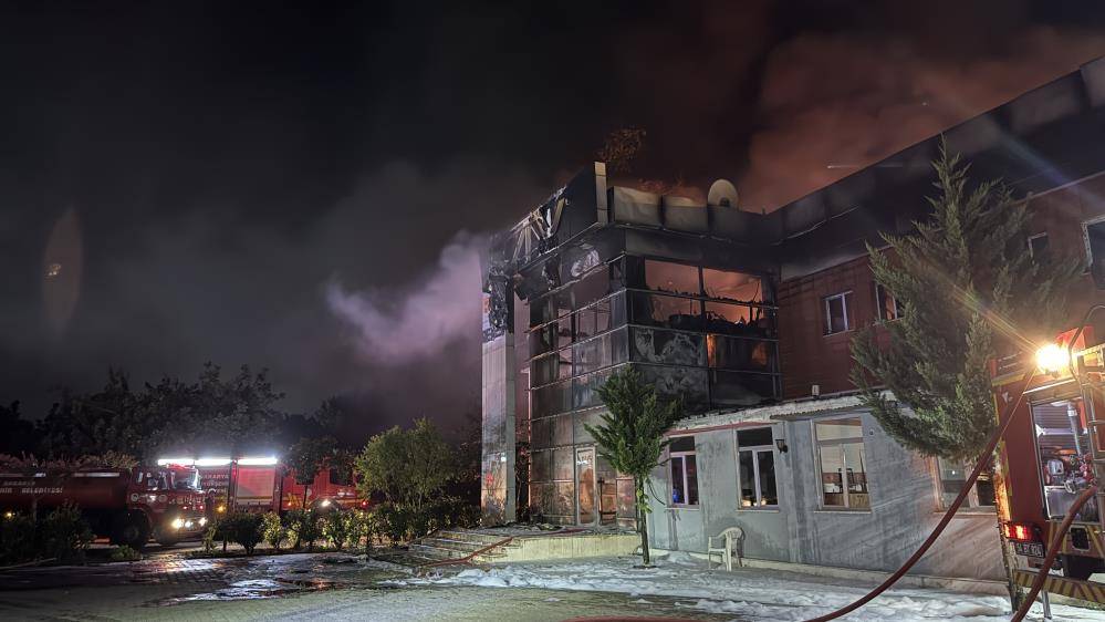 Sakarya'da fabrika yangını! Alevler geceyi aydınlattı 9