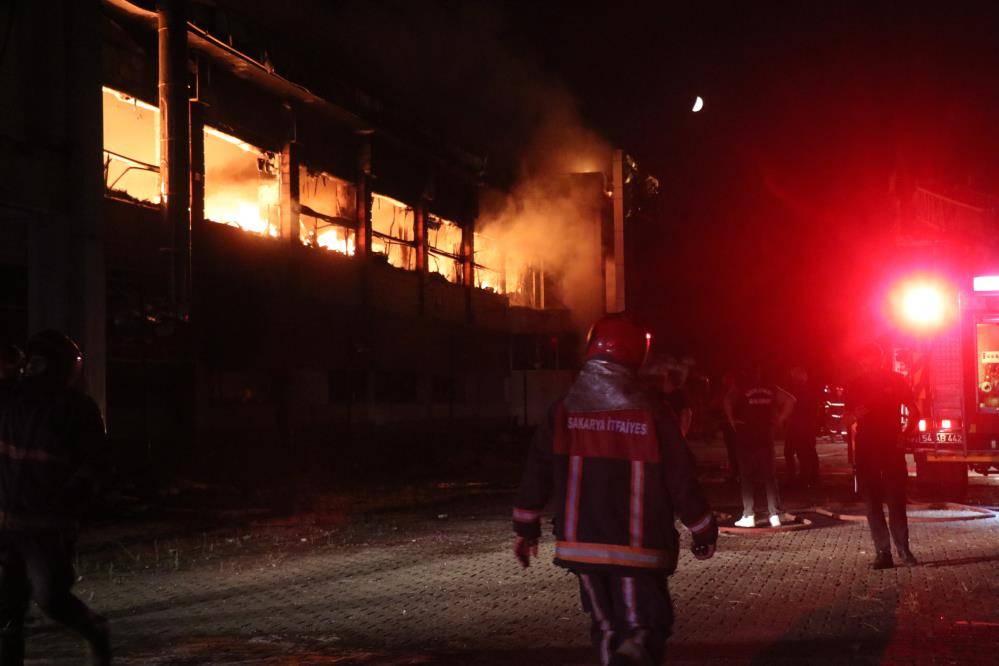 Sakarya'da fabrika yangını! Alevler geceyi aydınlattı 14