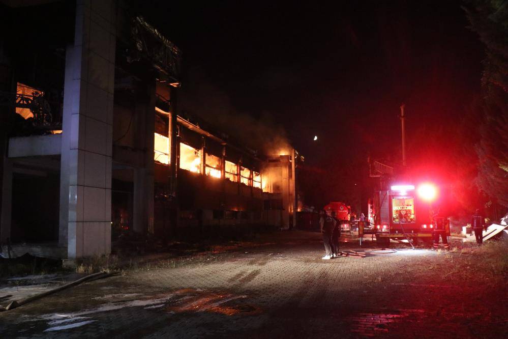 Sakarya'da fabrika yangını! Alevler geceyi aydınlattı 12