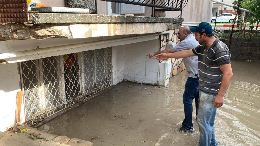 Karaman’ı sel aldı, 2 kişi canını zor kurtardı 2