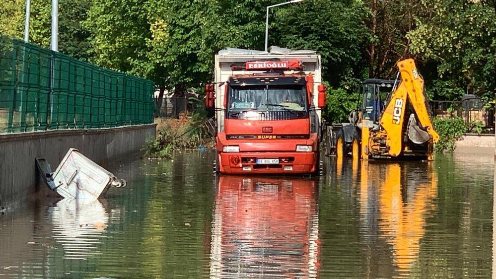 Karaman’ı sel aldı, 2 kişi canını zor kurtardı 3