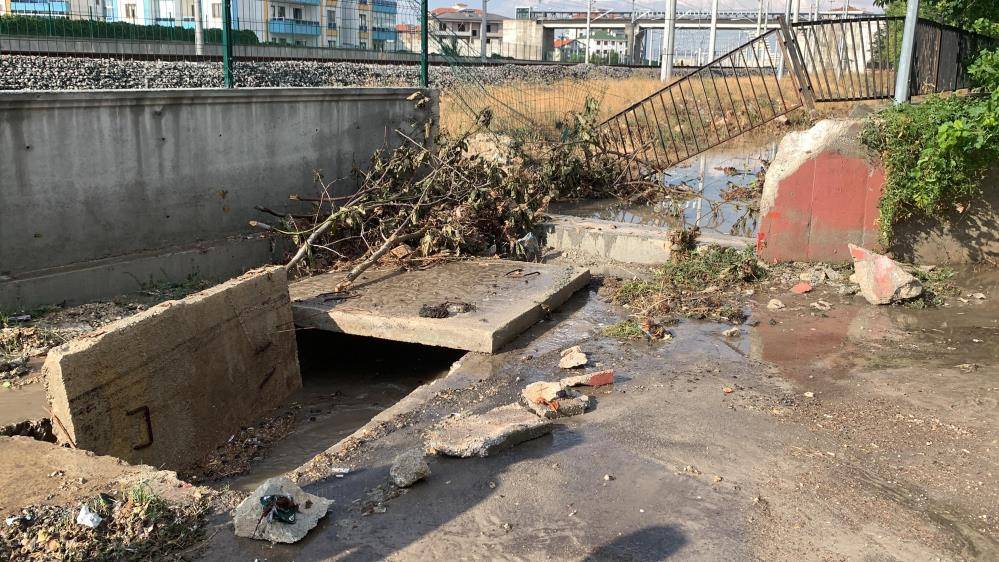 Karaman’ı sel aldı, 2 kişi canını zor kurtardı 7