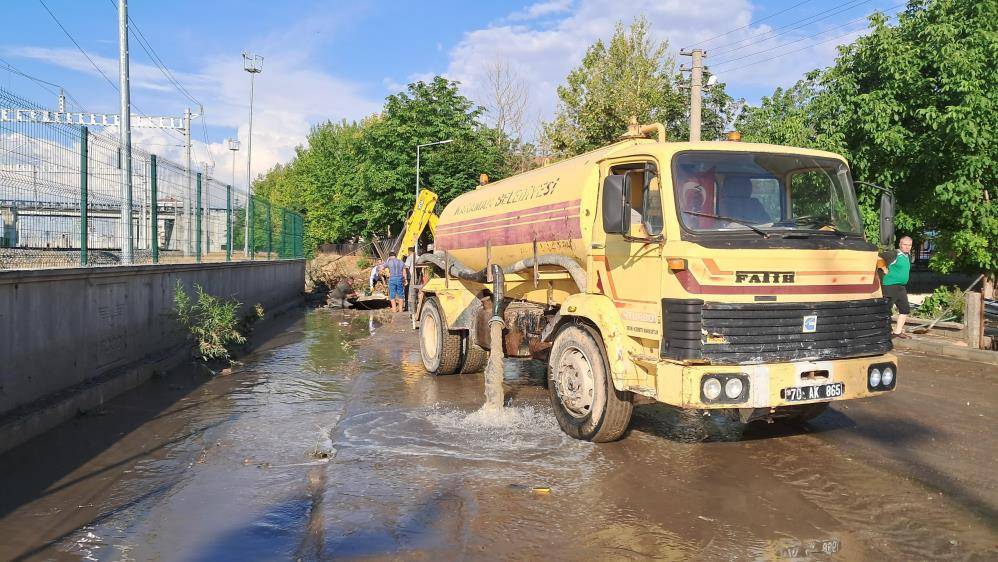 Karaman’ı sel aldı, 2 kişi canını zor kurtardı 9