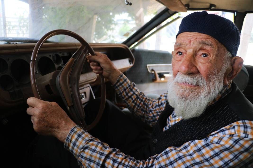 98 yaşındaki Kaya Amca, 48 yaşındaki otomobilini garajında saklıyor! 1