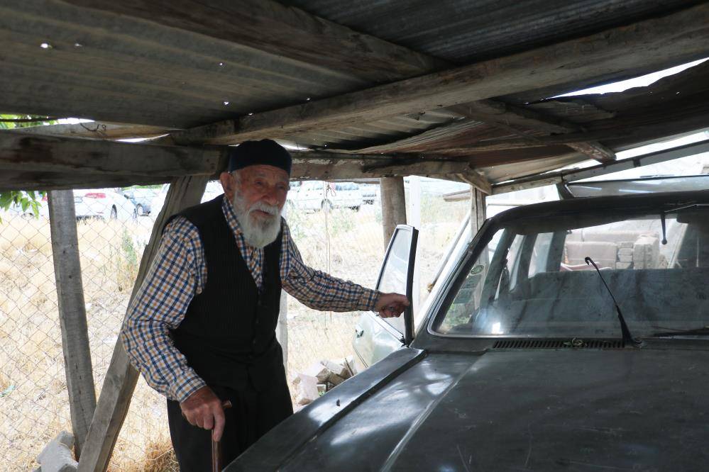 98 yaşındaki Kaya Amca, 48 yaşındaki otomobilini garajında saklıyor! 2