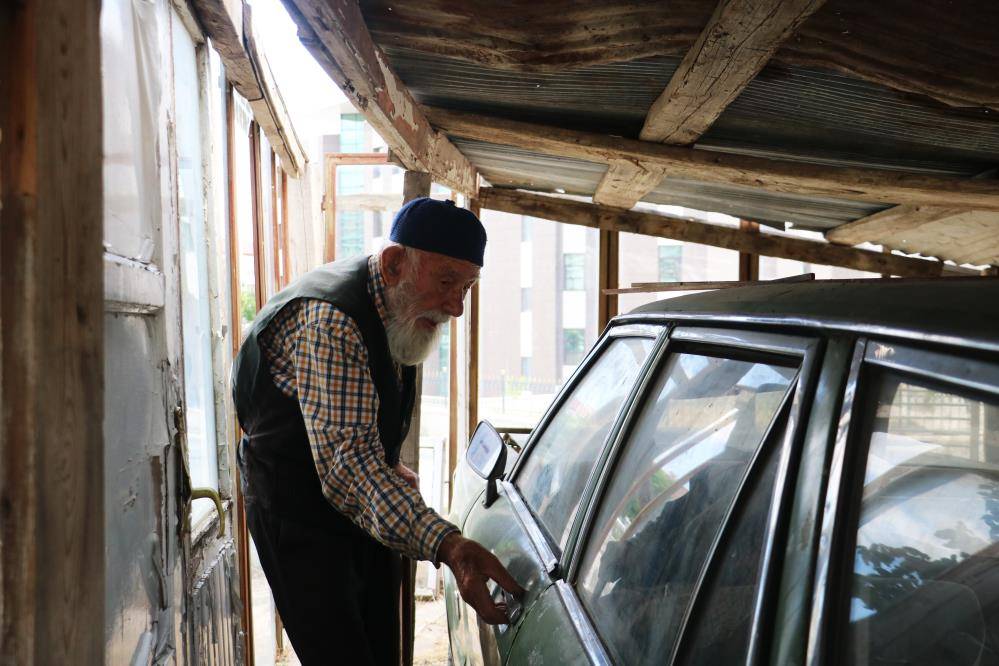 98 yaşındaki Kaya Amca, 48 yaşındaki otomobilini garajında saklıyor! 3