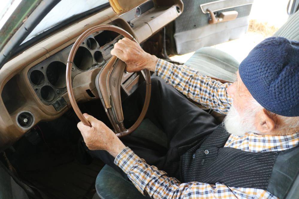 98 yaşındaki Kaya Amca, 48 yaşındaki otomobilini garajında saklıyor! 4