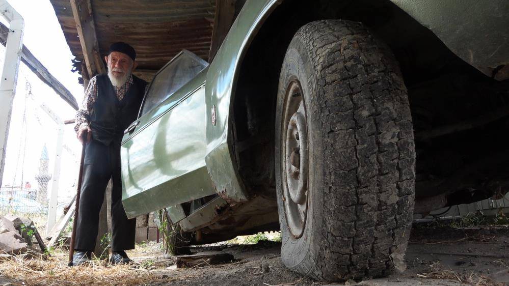 98 yaşındaki Kaya Amca, 48 yaşındaki otomobilini garajında saklıyor! 6