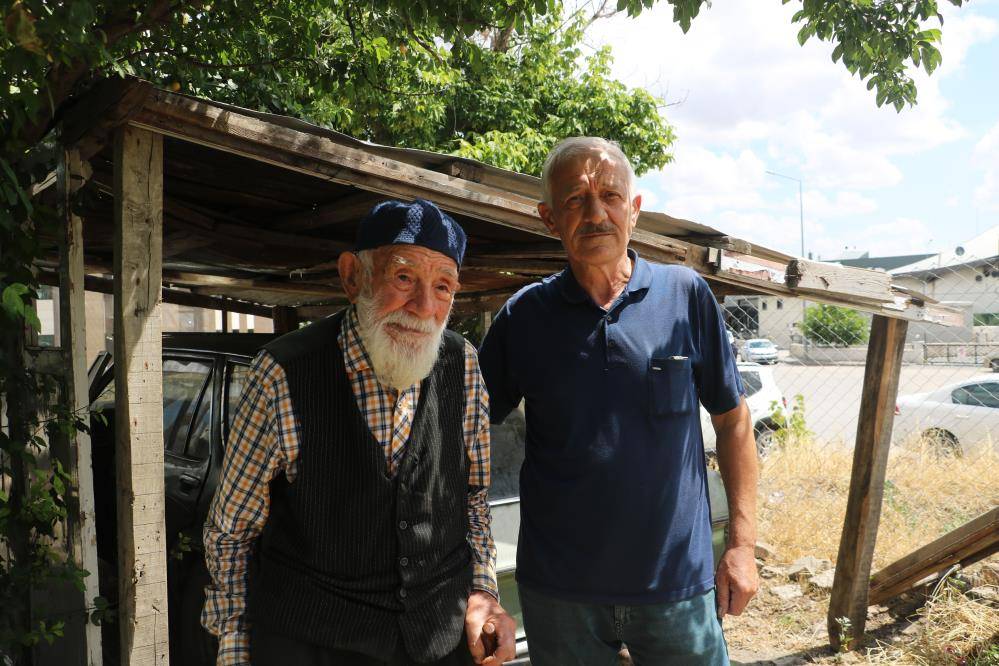 98 yaşındaki Kaya Amca, 48 yaşındaki otomobilini garajında saklıyor! 7