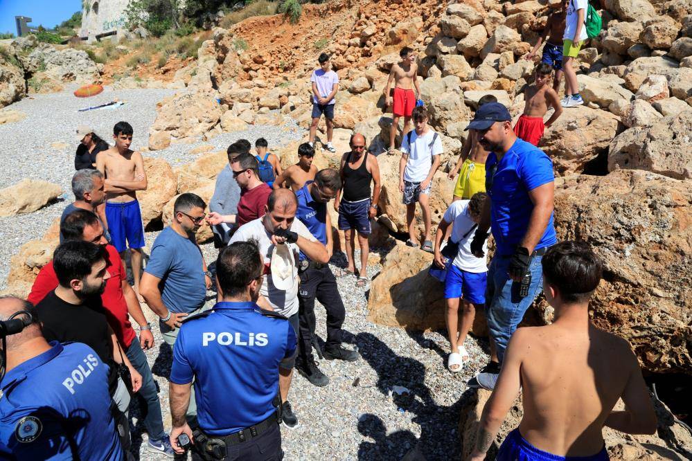 Çaldıkları telefonu geri vermek için para istediler, gelen polise baltayla saldırdılar 1