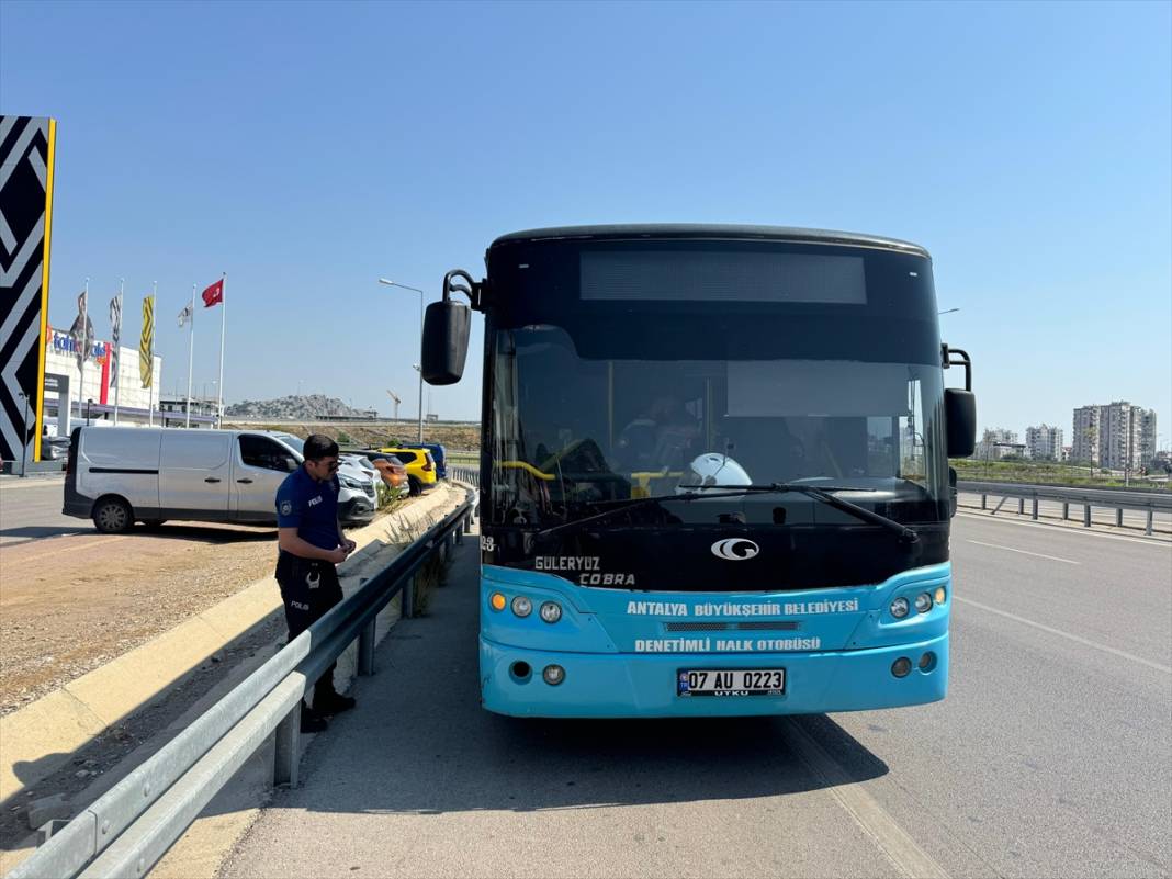 Yolcu şoförle tartıştı, otobüsün anahtarını alıp kaçtı! 1