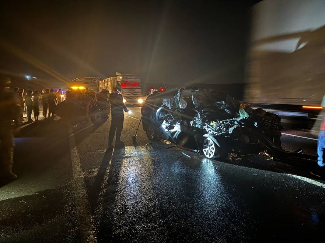 Otomobil traktöre çarptı, ortalık savaş alanına döndü: 2 ölü, 3 yaralı 4