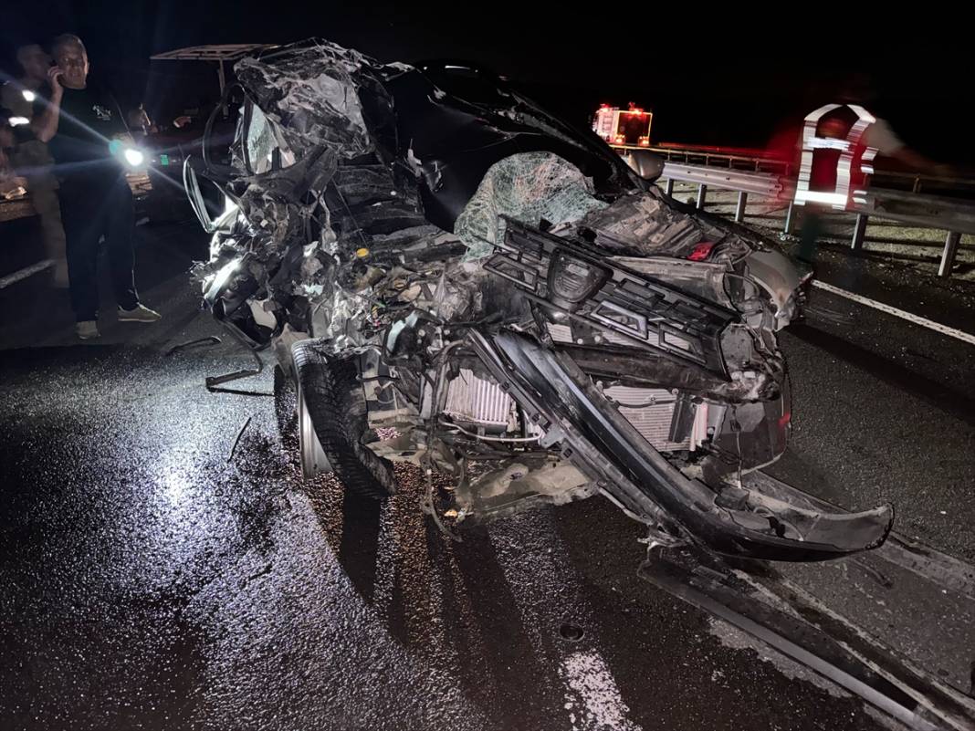 Otomobil traktöre çarptı, ortalık savaş alanına döndü: 2 ölü, 3 yaralı 2