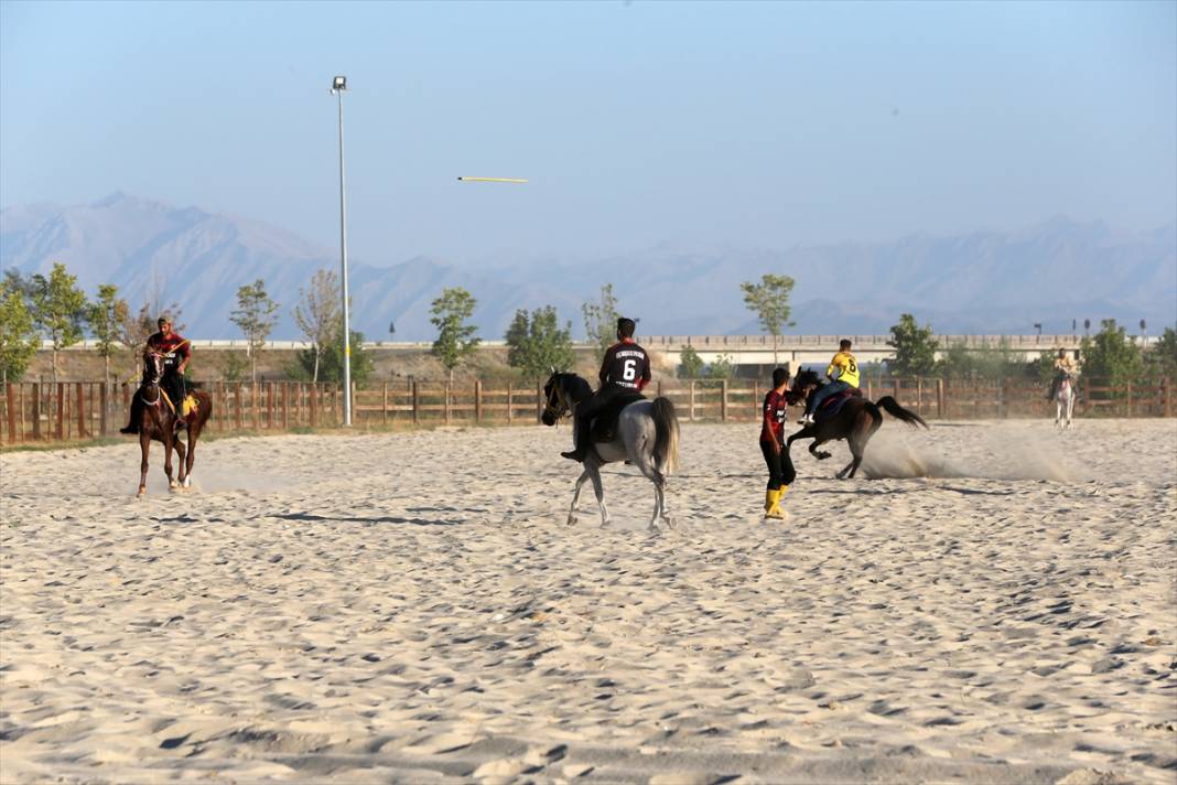 Malazgirt Zaferi'nin 953'üncü yıl dönümü! Konya ekibinin konseriyle başladı 11