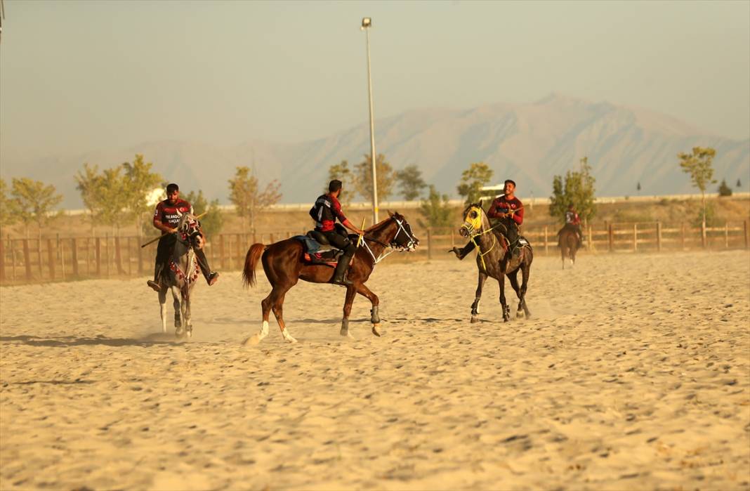 Malazgirt Zaferi'nin 953'üncü yıl dönümü! Konya ekibinin konseriyle başladı 13
