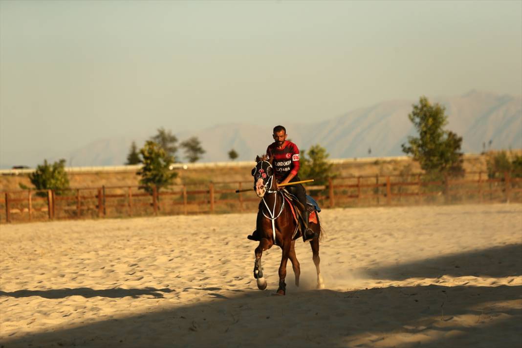 Malazgirt Zaferi'nin 953'üncü yıl dönümü! Konya ekibinin konseriyle başladı 18