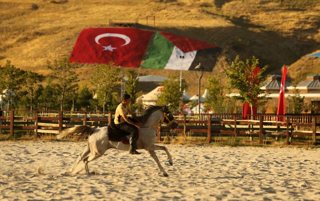 Malazgirt Zaferi'nin 953'üncü yıl dönümü! Konya ekibinin konseriyle başladı 14