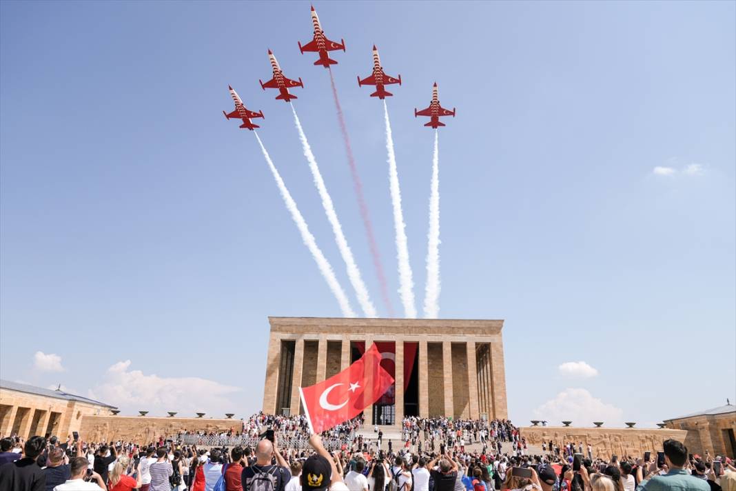 Türk Yıldızları’nın 30 Ağustos uçuşu nefes kesti 3