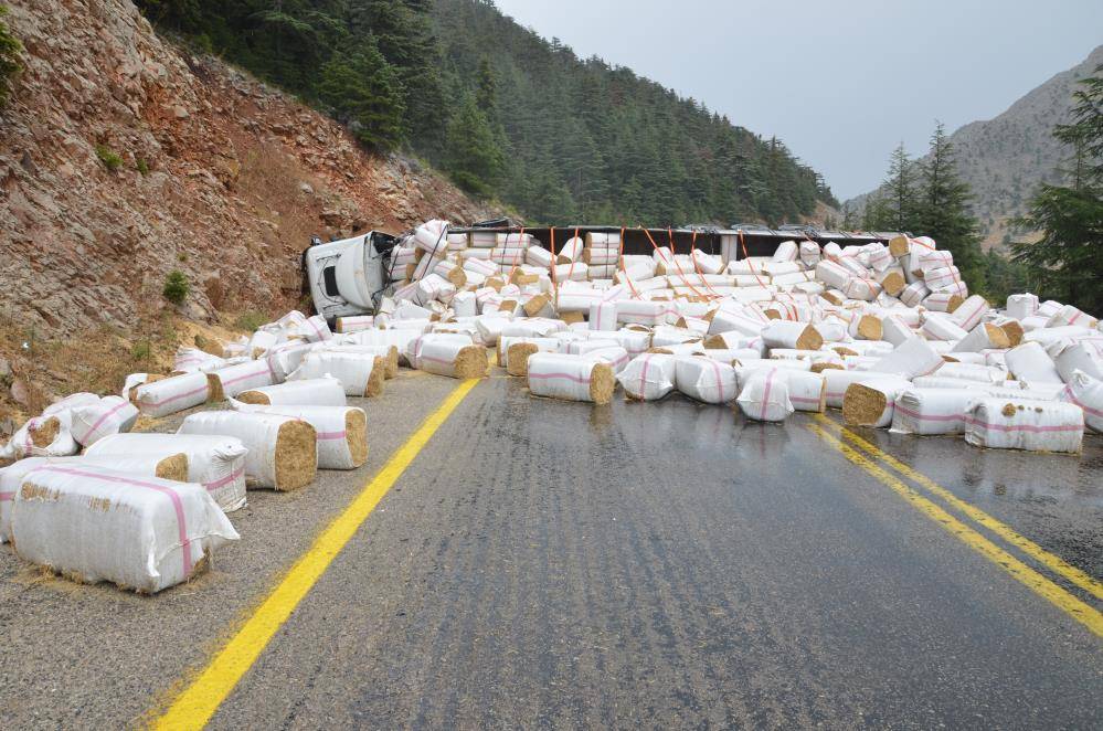 Devrilen saman yüklü TIR, Konya – Antalya yolunu kapattı 2