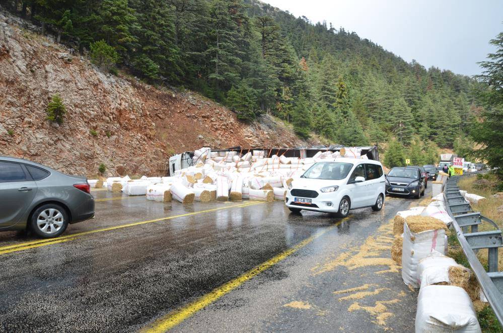 Devrilen saman yüklü TIR, Konya – Antalya yolunu kapattı 3