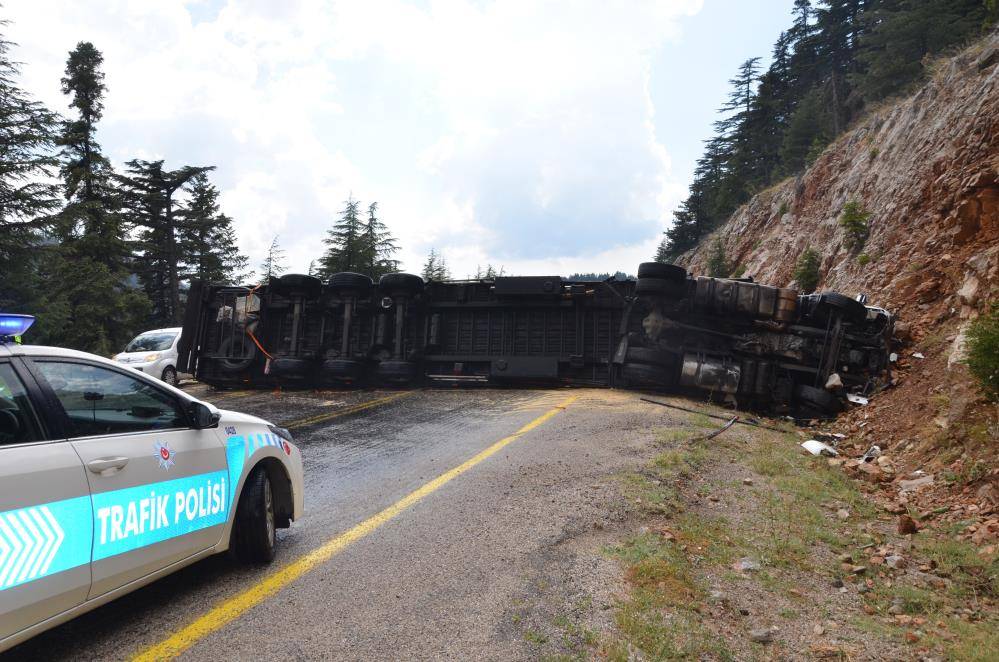 Devrilen saman yüklü TIR, Konya – Antalya yolunu kapattı 6