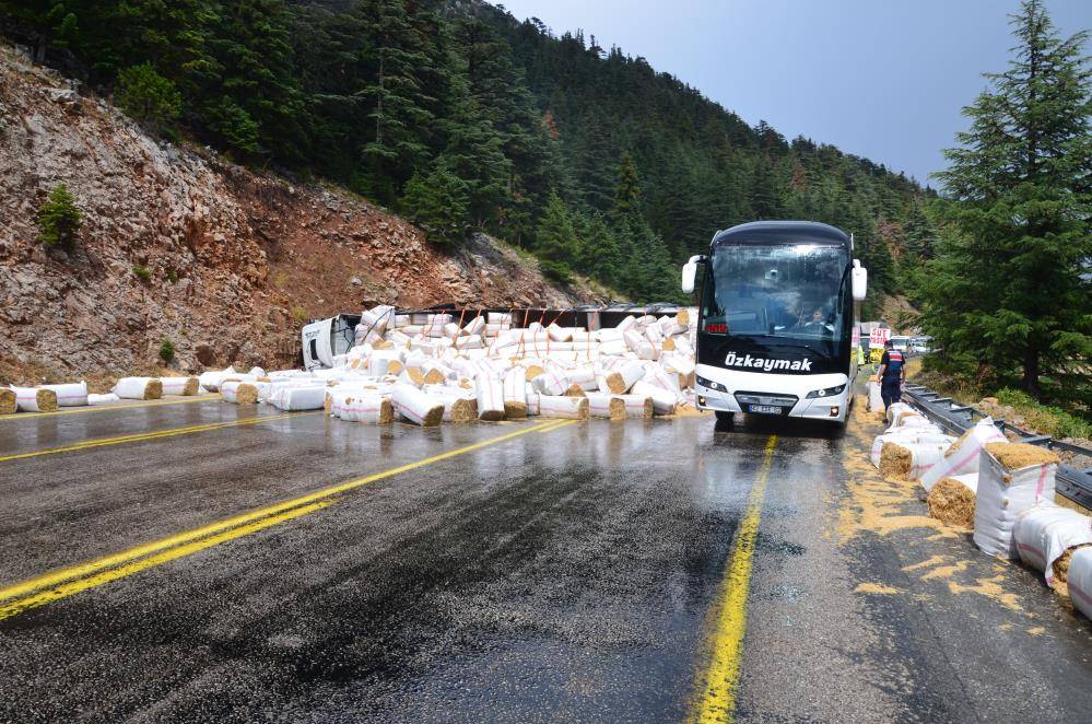 Devrilen saman yüklü TIR, Konya – Antalya yolunu kapattı 4