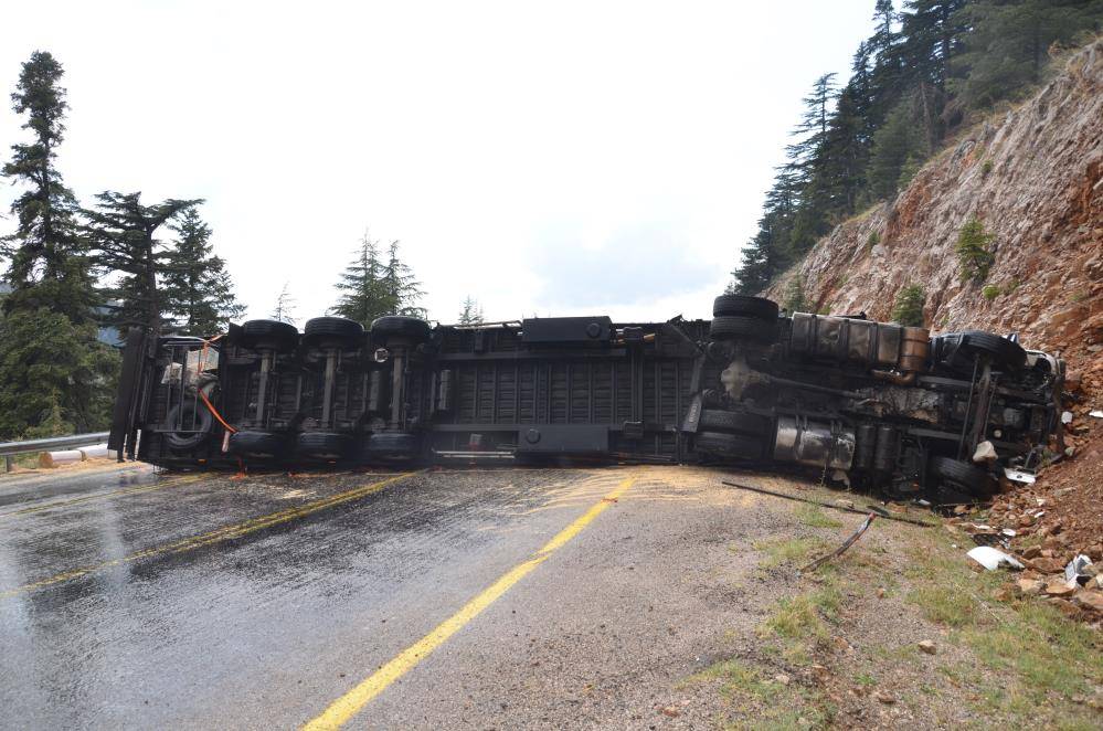 Devrilen saman yüklü TIR, Konya – Antalya yolunu kapattı 7