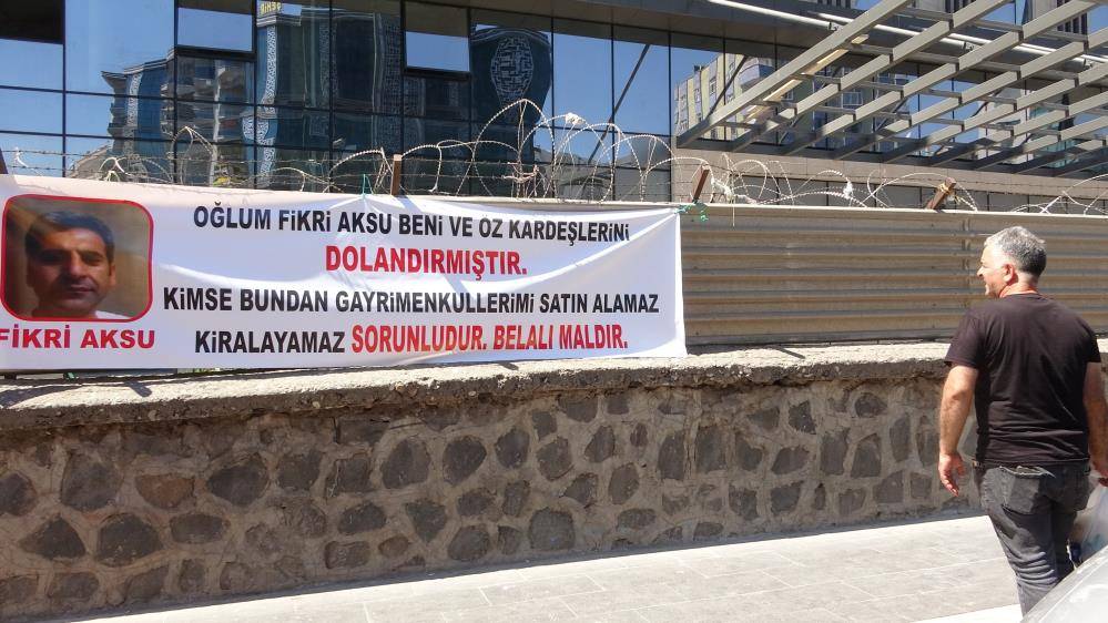 Caddeye asılan pankartı gören dönüp bir daha baktı 4