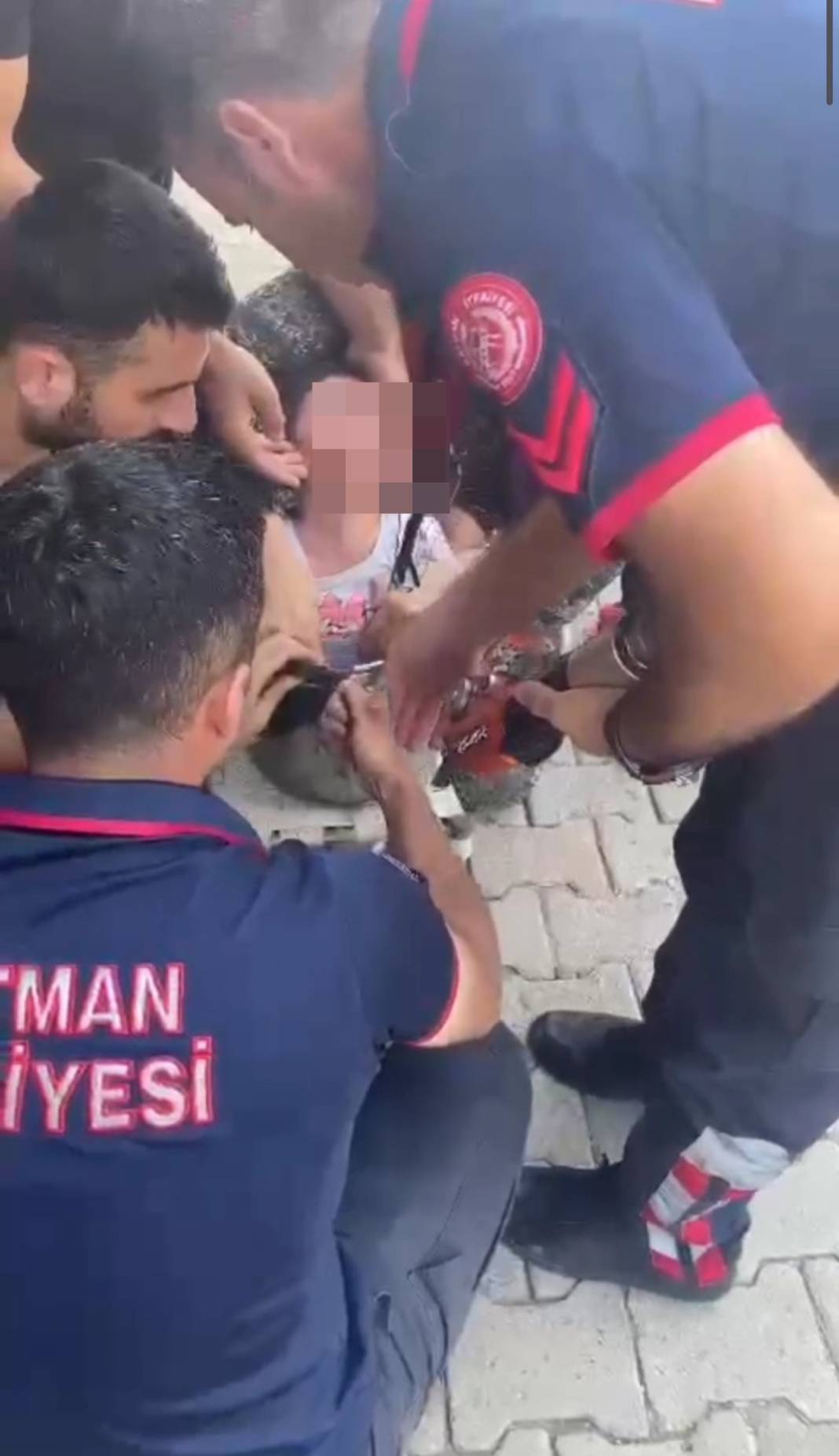 2 yaşındaki çocuk düdüklü tencereye sıkıştı 3