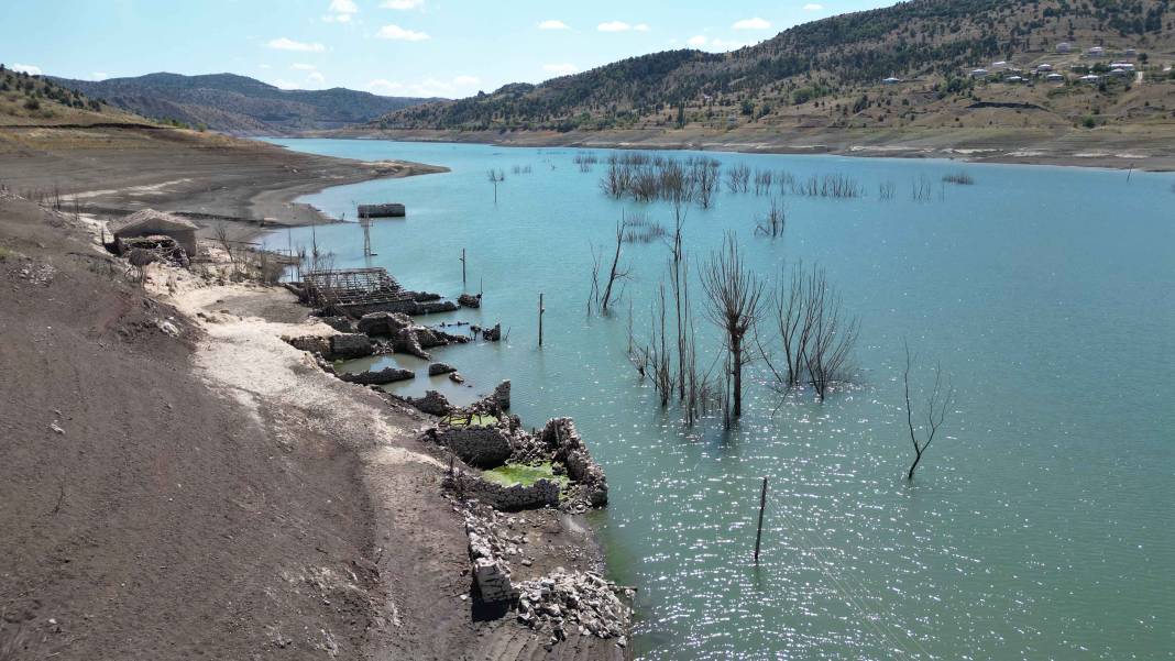 Barajın suları tamamen çekildi, 16 yıl sonra ortaya çıktı 8