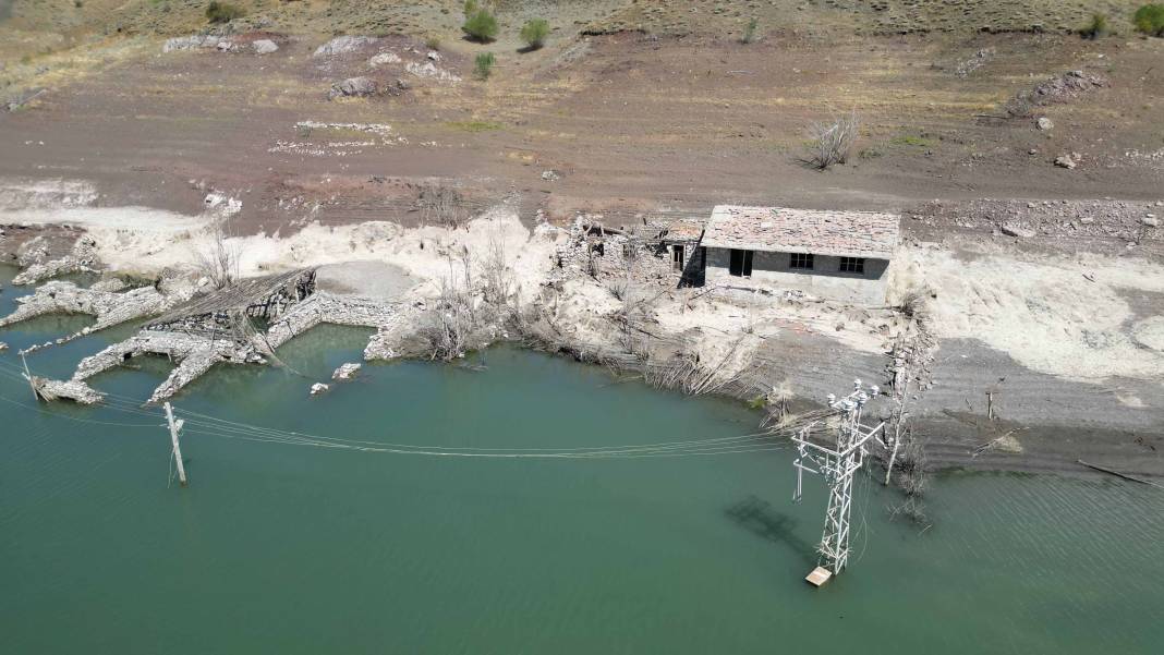 Barajın suları tamamen çekildi, 16 yıl sonra ortaya çıktı 4