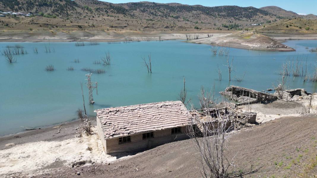 Barajın suları tamamen çekildi, 16 yıl sonra ortaya çıktı 1