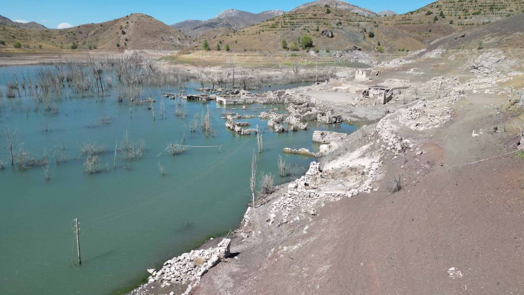 Barajın suları tamamen çekildi, 16 yıl sonra ortaya çıktı 3