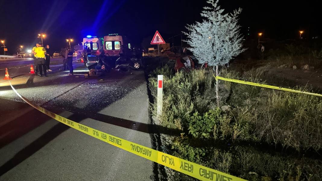 Kontrolden çıkan TOFAŞ başka araçla çarpıştı: 2 ölü, 3 yaralı 1