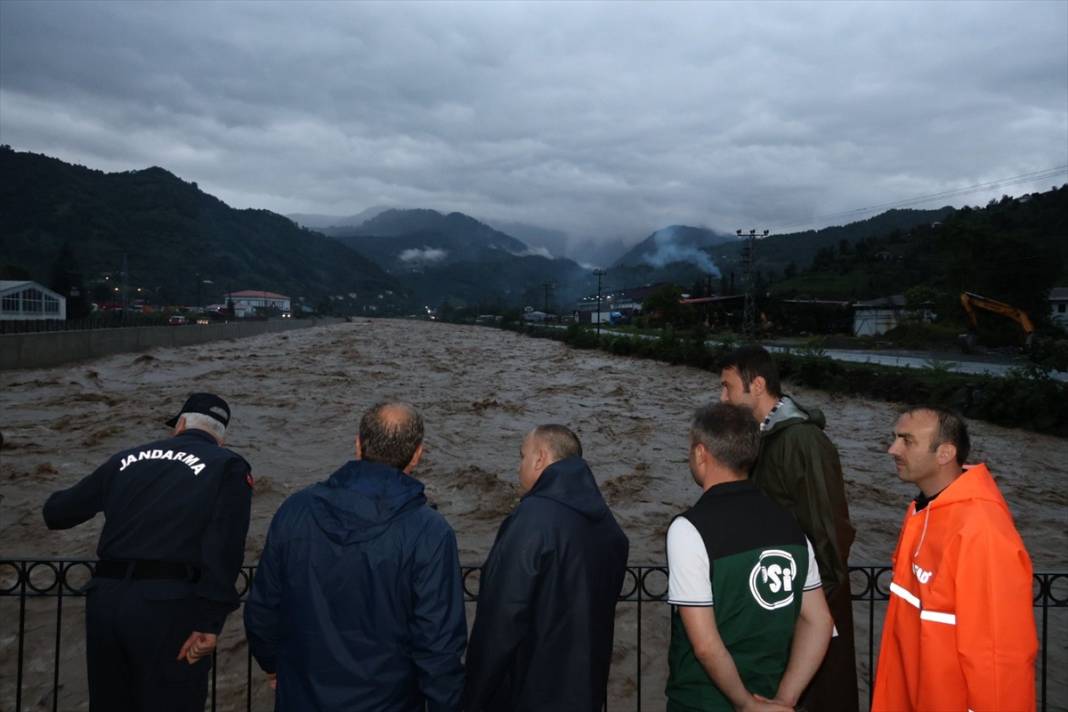 Heyelan ve taşkınlar 32 köy yolunu ulaşıma kapattı 4