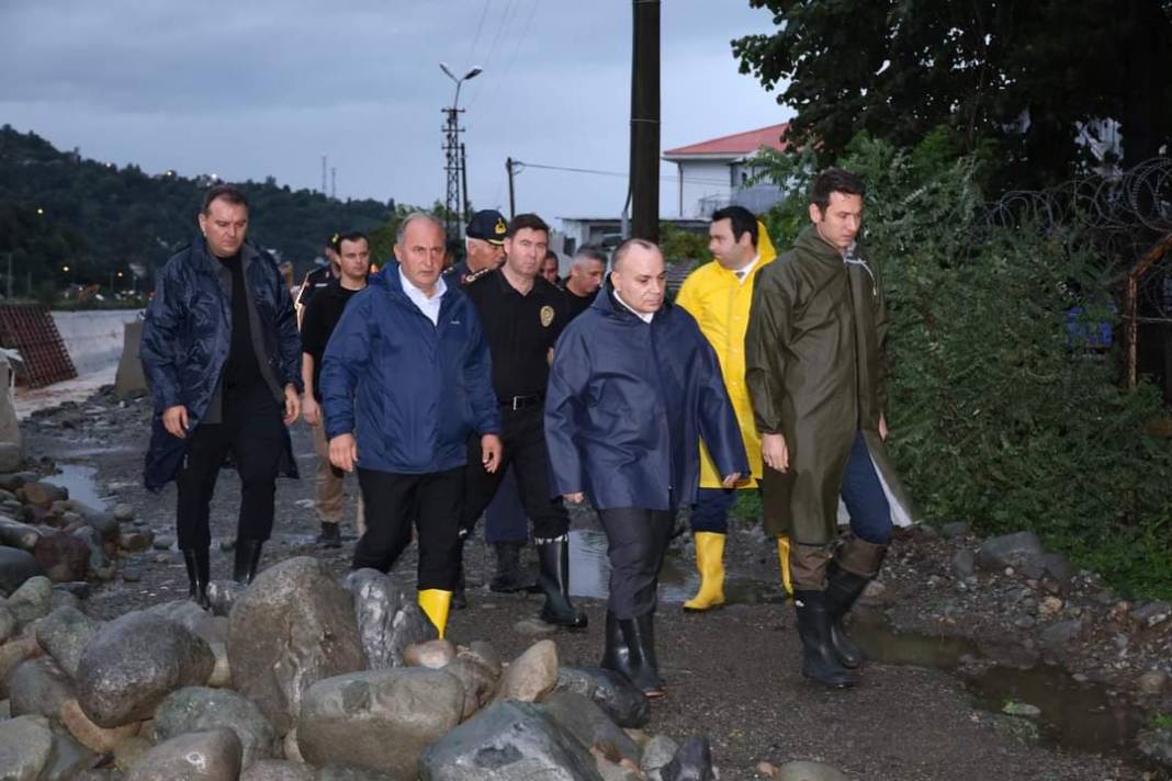 Heyelan ve taşkınlar 32 köy yolunu ulaşıma kapattı 9