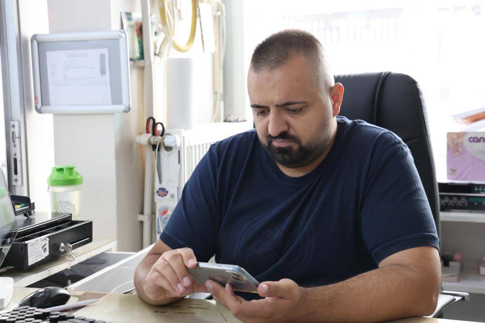 Kaldırıma vidalanmış tabelaya yaptığıyla görenleri hayrete düşürdü 3