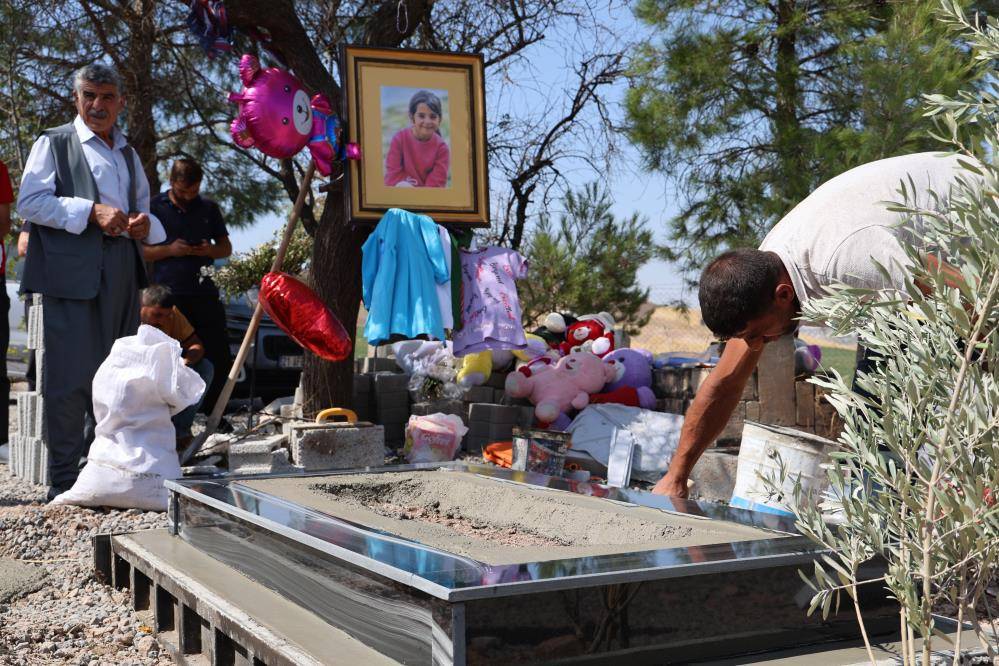 Narin'in mezarı yapıldı! Başucuna bayrak dikilecek 3