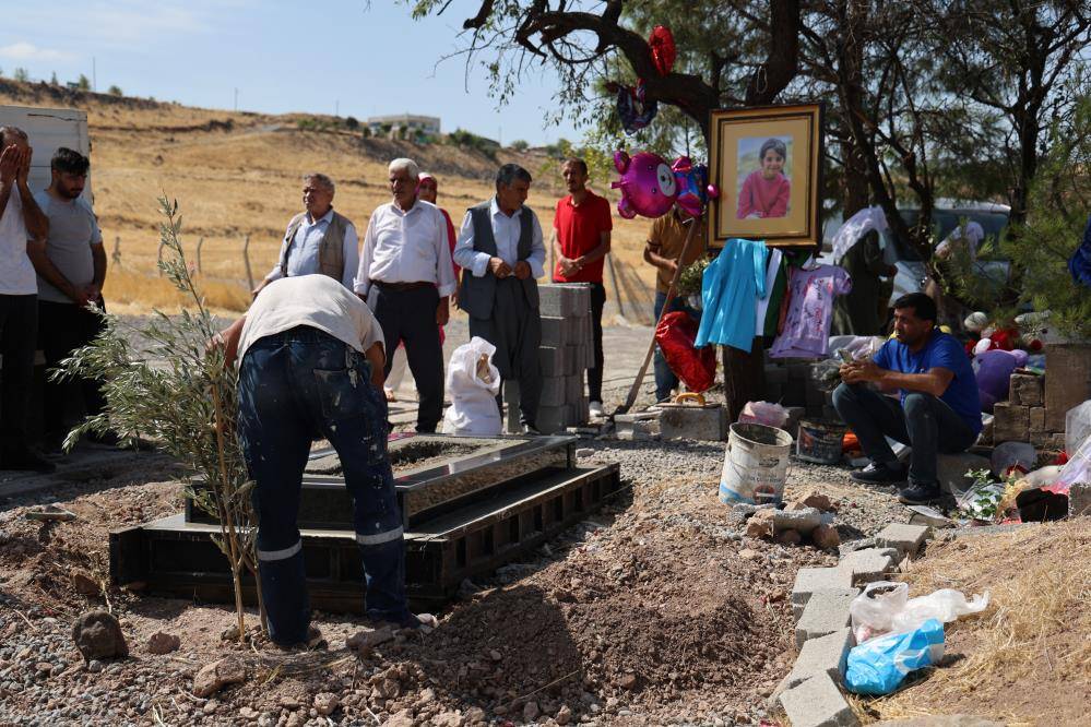 Narin'in mezarı yapıldı! Başucuna bayrak dikilecek 4