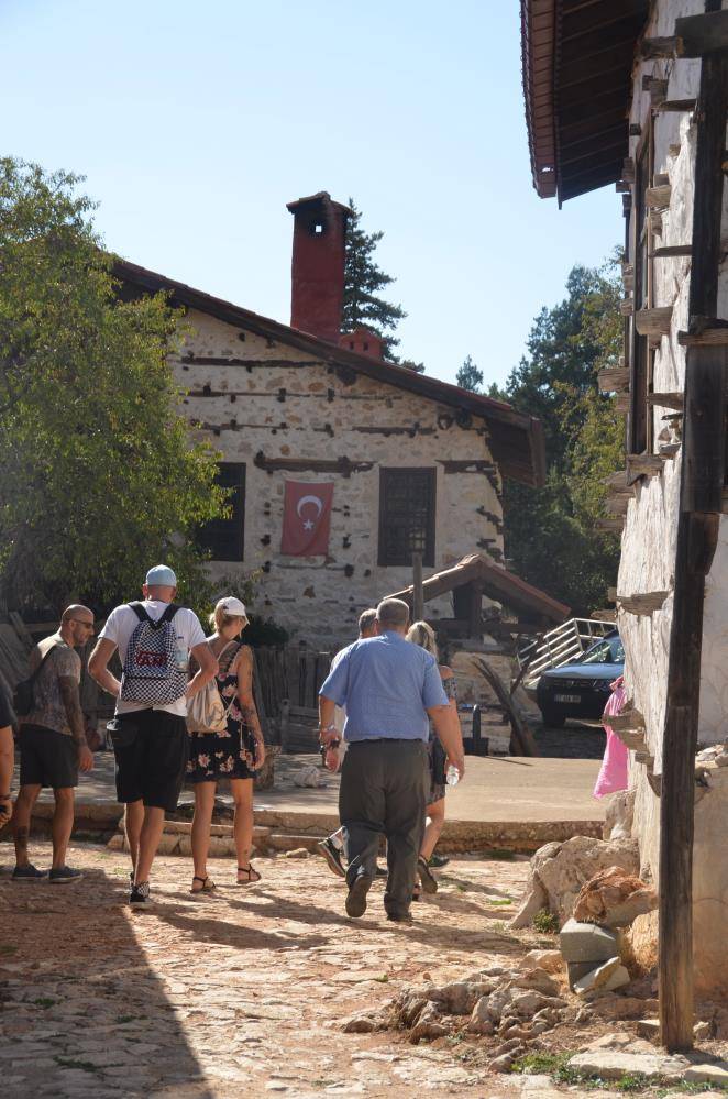 Konya - Antalya yolundaki 8 asırlık mahalle Avrupalı turistlerin akınına uğradı 10