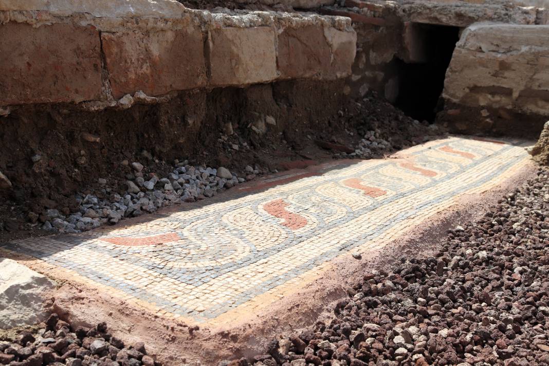 İzmir'de Romalı gladyatörün bin 800 yıllık lahiti bulundu 1