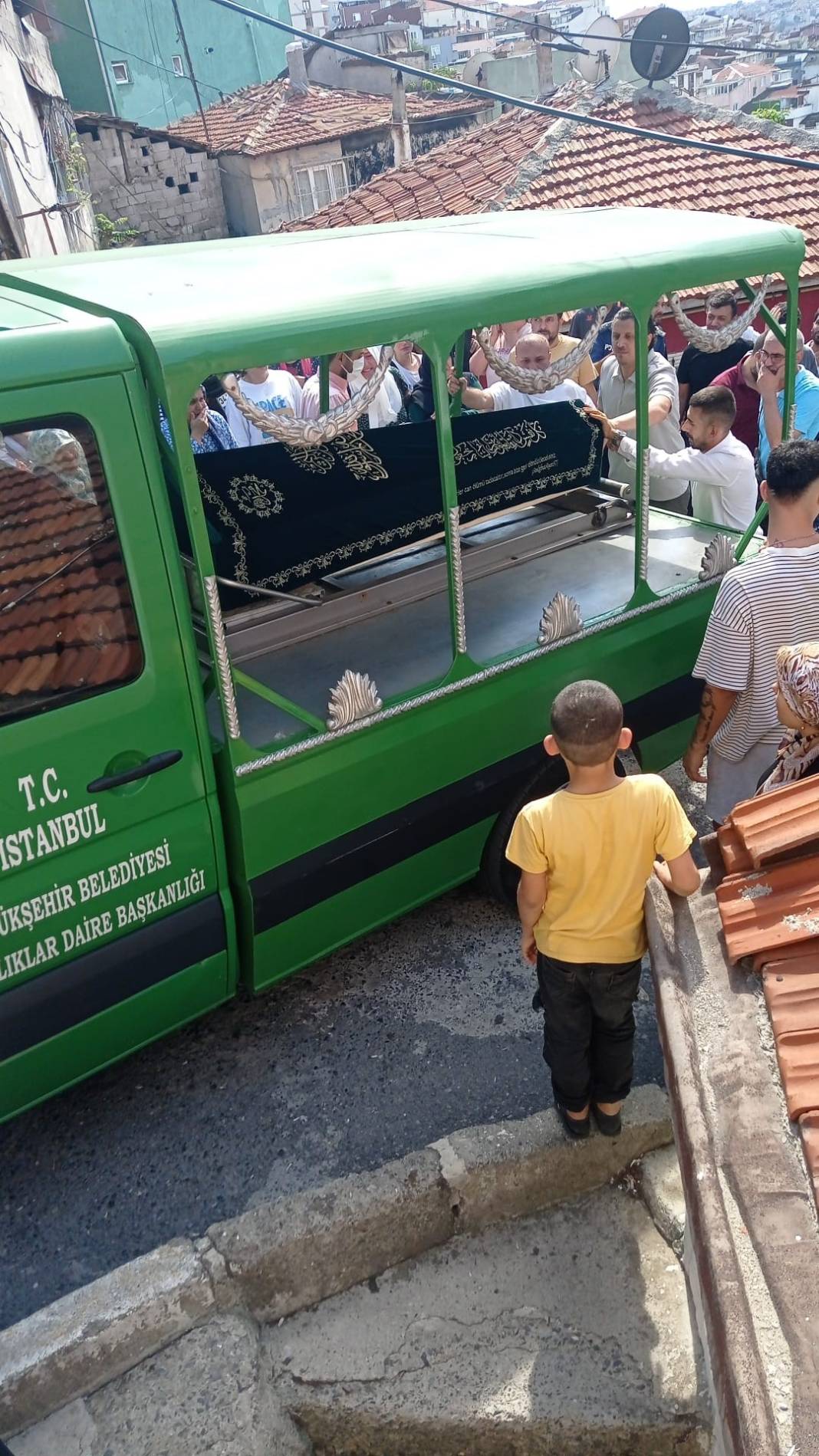 2 gün boyunca öldürdüğü annesinin cesediyle yaşamış 1