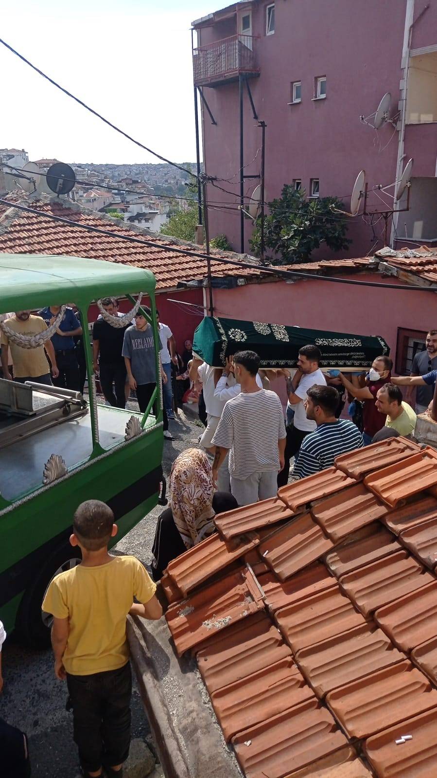 2 gün boyunca öldürdüğü annesinin cesediyle yaşamış 2