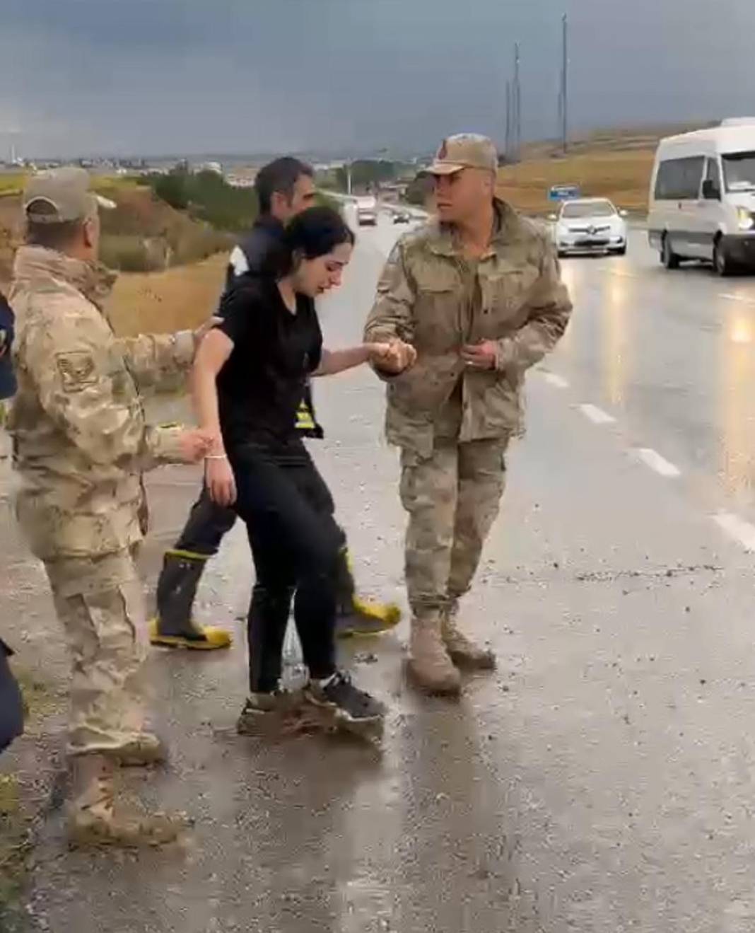 Üniversite kaydı yolunda yürek yakan kaza! Anne-baba öldü, kızları yüzerek kurtuldu 6